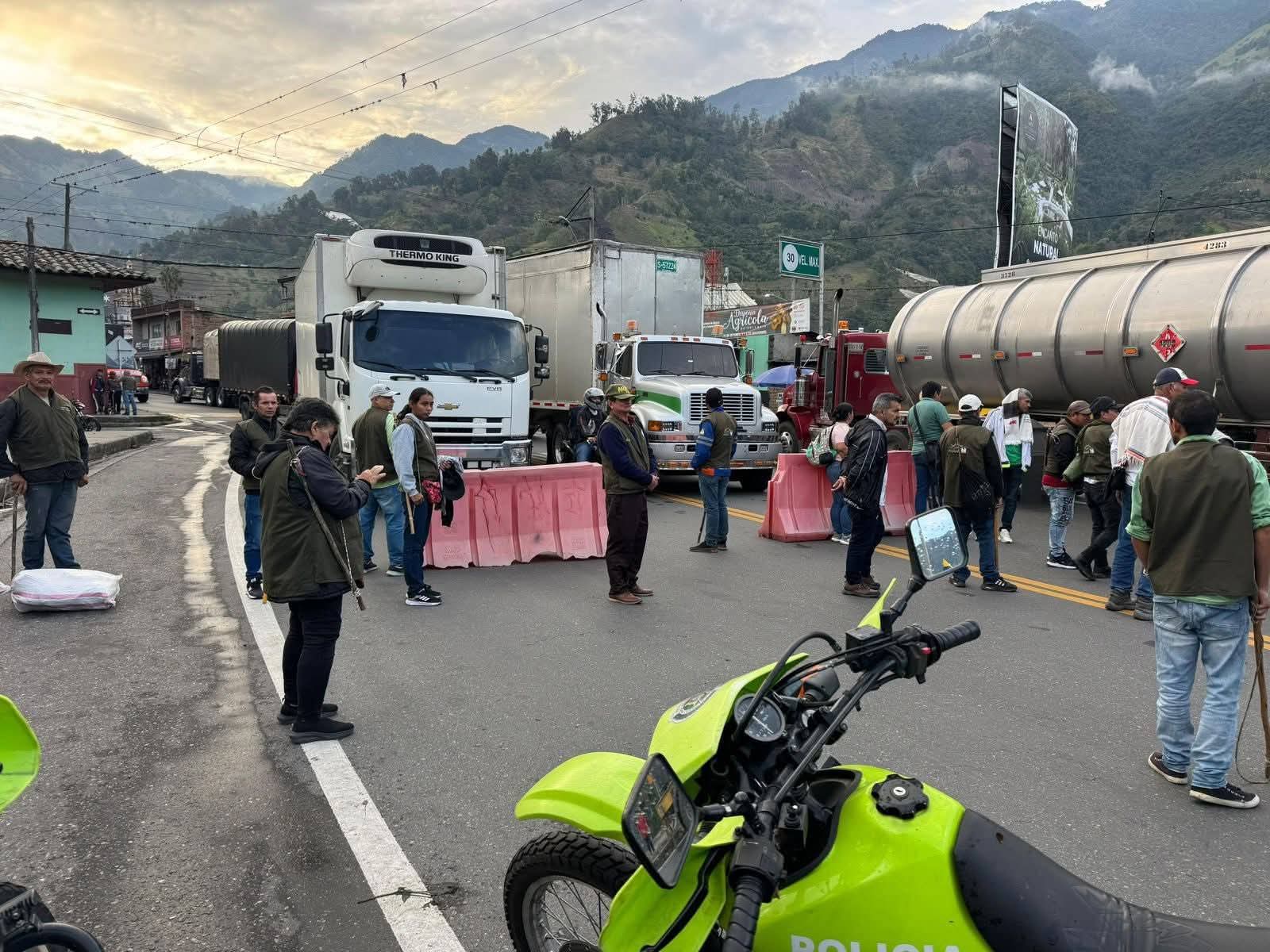 🛑 Bloqueo campesino paraliza parcialmente la vía Ibagué – Cajamarca